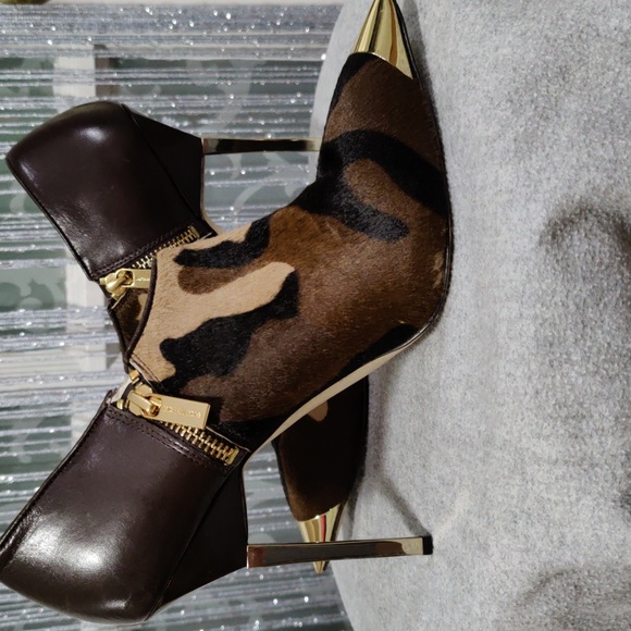 Michael Kors 2 tone brown size 8 beautiful ankle high boot. - Picture 4 of 10